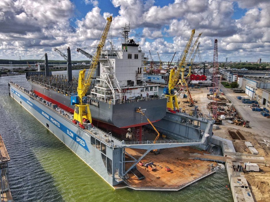 VLG įmonių grupei priklausantis didžiausias dokas remontui priėmė pirmąjį laivą