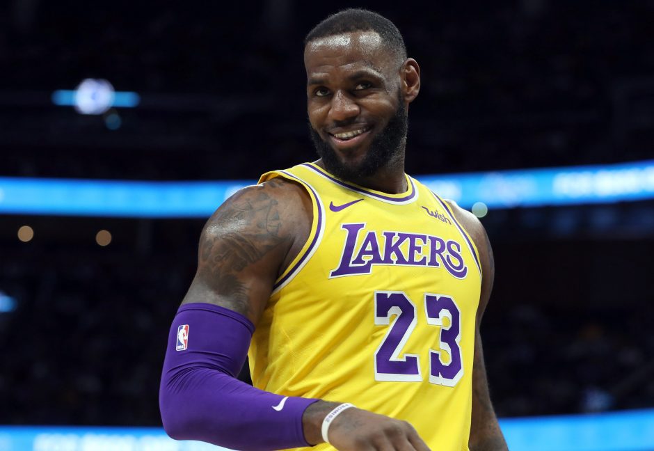 L. Jamesas įtempė raumenis – jo 51 taškas pakylėjo „Lakers“