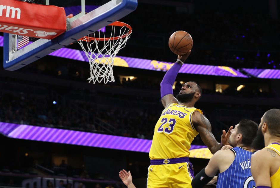 L. Jamesas įtempė raumenis – jo 51 taškas pakylėjo „Lakers“