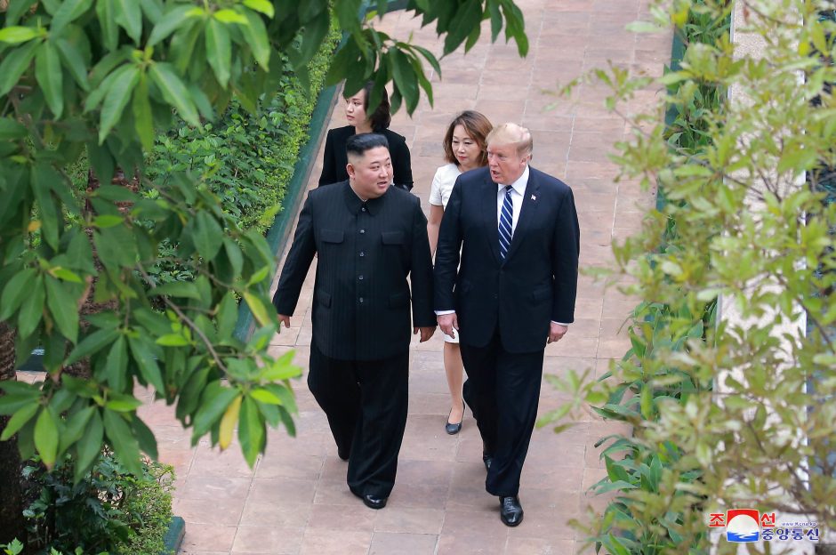 Kim Jong Unas svarsto, ar tęsti moratoriumą ir derybas su JAV