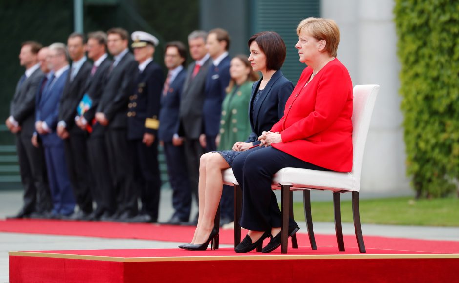 Nežinomybė dėl A. Merkel sveikatos tęsiasi: kanclerė himnų vėl klausėsi sėdėdama