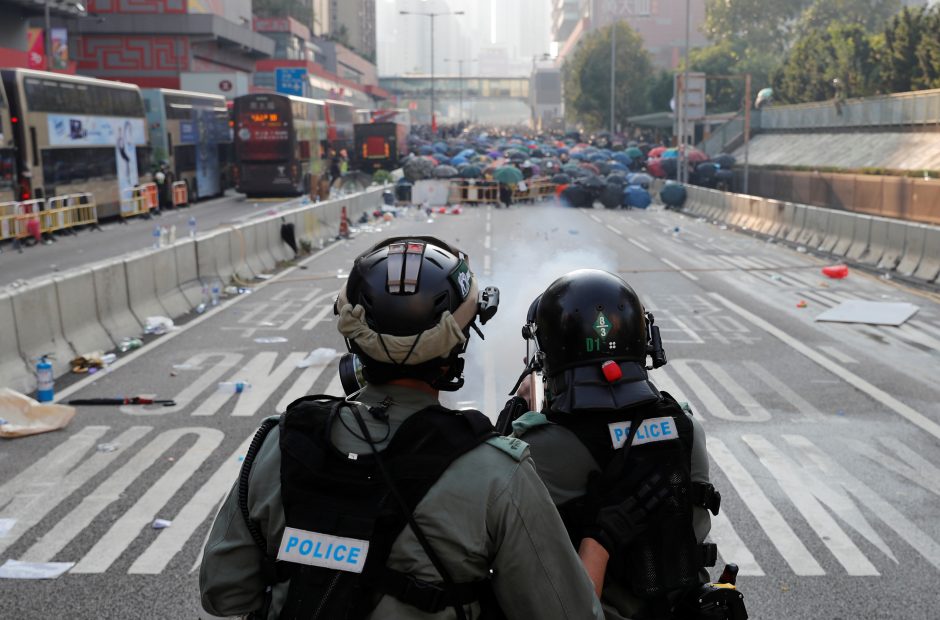 Situacija kaista: Honkongo policija pirmą kartą panaudojo šaunamuosius ginklus