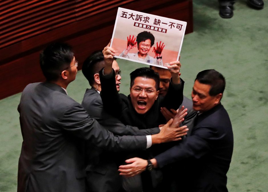 Honkongo įstatymų leidėjai, vėl trukdę lyderei, ištempti iš parlamento