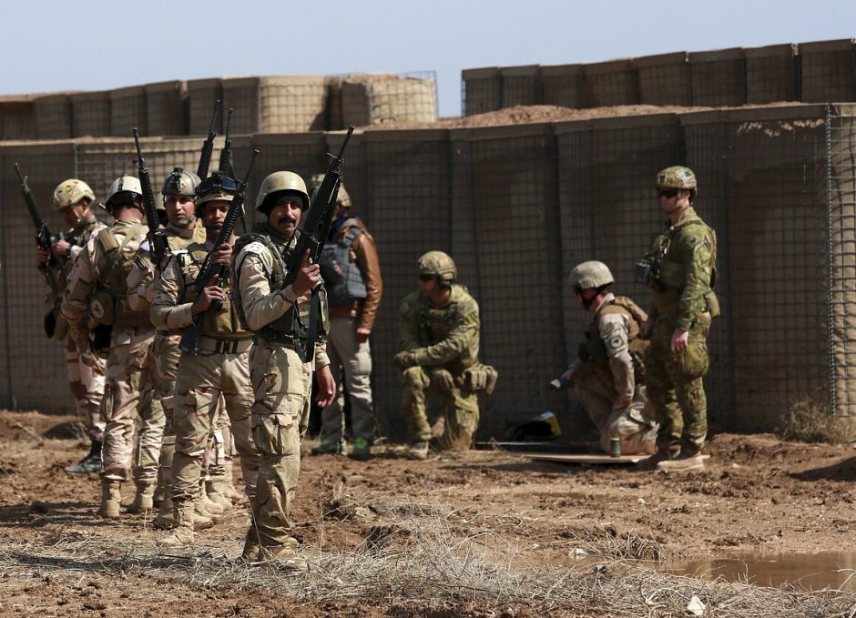 Irake raketomis apšaudyta karinė stovykla, kuria naudojasi ir amerikiečiai