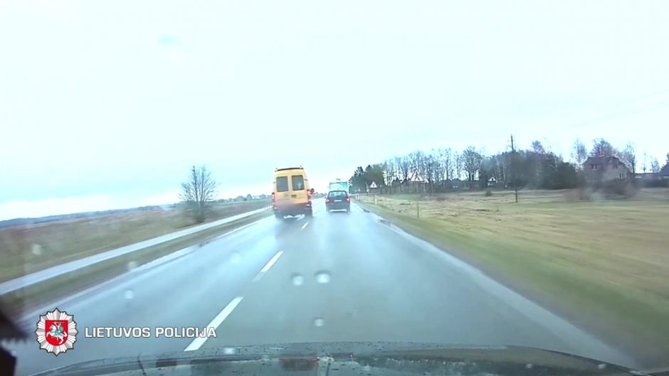 Tauragės rajone nufilmuotas mokyklinis autobusiukas, lenkęs per ištisinę liniją