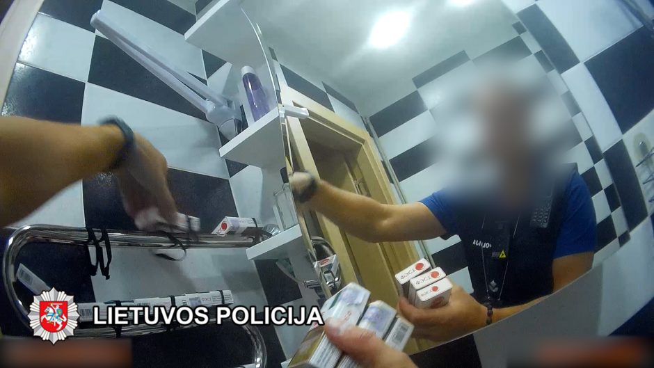Per kratas uostamiestyje policija paėmė kontrabandines cigaretes ir 23 tūkst. eurų