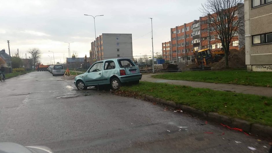 Klaipėdiečiai beda pirštu į miesto piktžaizdes: vis daugėja apleistų automobilių