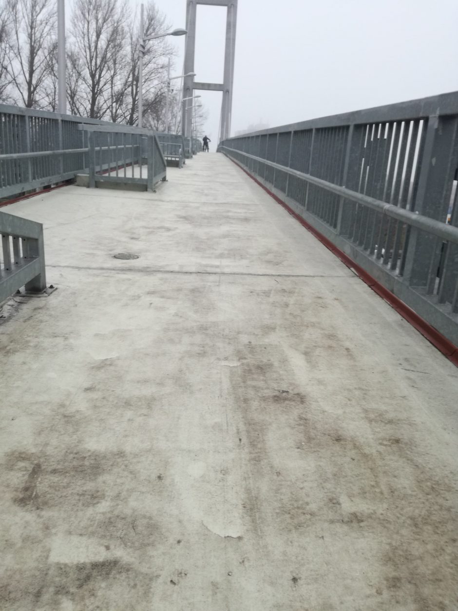 Klaipėdos apledijęs tiltas per geležinkelį virto čiuožykla