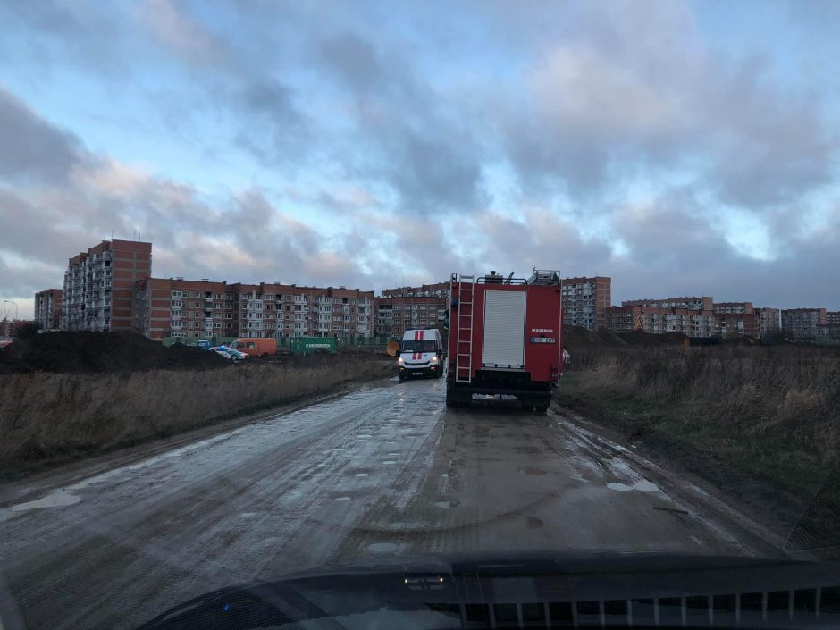 Nesėkmingos Naujųjų metų išvakarės Klaipėdoje: vairuotojo kelionė baigėsi griovyje