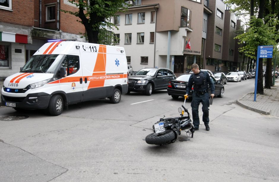 Klaipėdos cente „Audi“ visureigis partrenkė motociklininką: prireikė medikų pagalbos