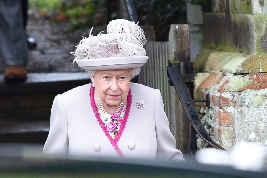 Karalienė ragina susiskaldžiusią britų visuomenę surasti bendrą pagrindą