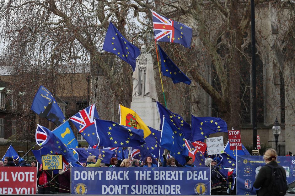 Balsavimas dėl „Brexit“ sutarties: JK parlamento kariaujančios frakcijos