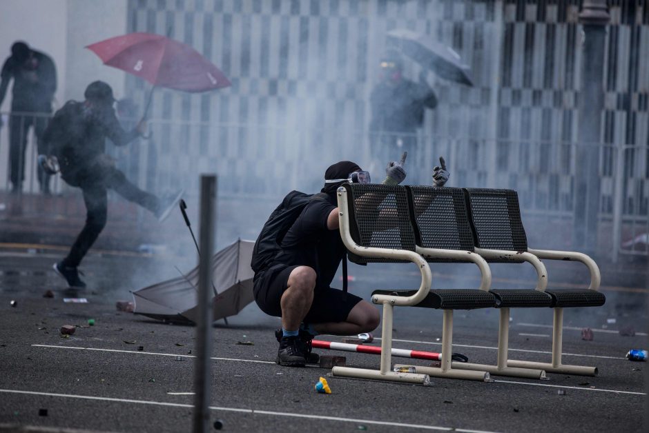 Situacija kaista: Honkongo policija pirmą kartą panaudojo šaunamuosius ginklus