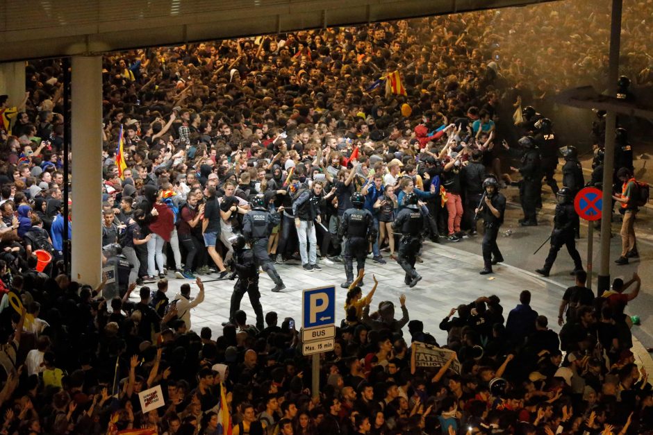 Didžiulių protestų atgarsiai: Barselonos oro uoste atšaukta dešimtys skrydžių