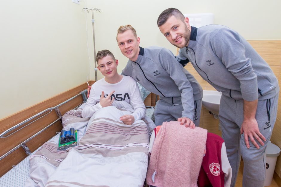 LFF vadovai ir rinktinės žaidėjai aplankė Santariškių ligoninėje besigydančius vaikus