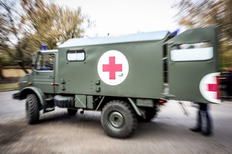 Tauragės rajone sužaloti keturi kariai: automobilis atsitrenkė į medį