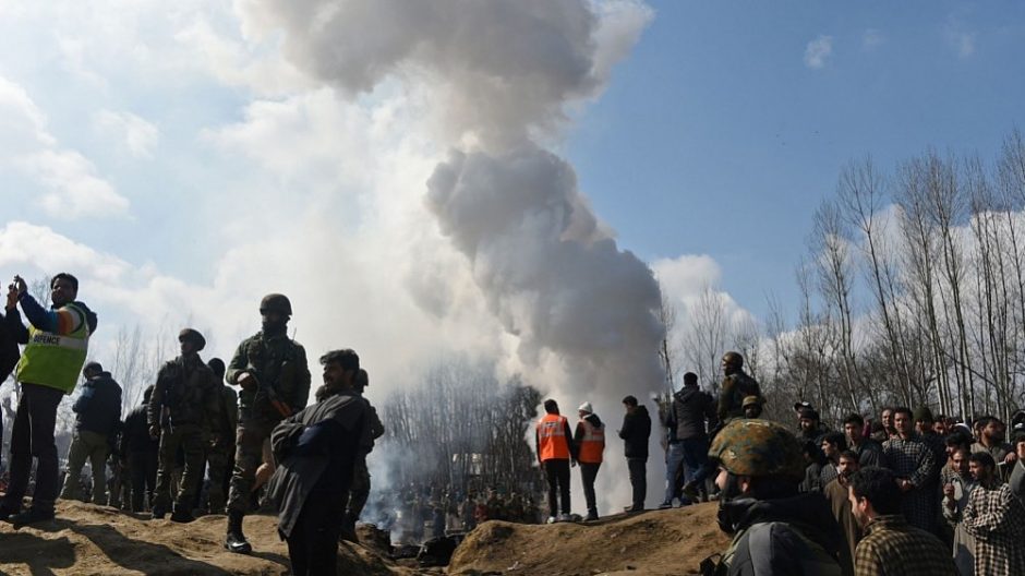 Įtampa dėl Kašmyro: Pakistanas uždarė oro erdvę, sako nenorįs karo su Indija
