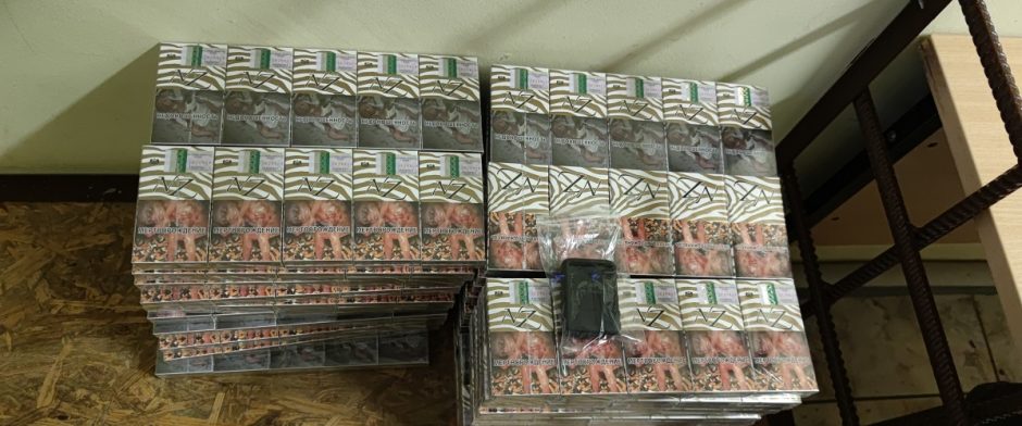 Neryje pasieniečiai „sužvejojo“ pusę tūkstančio pakelių kontrabandinių baltarusiškų cigarečių