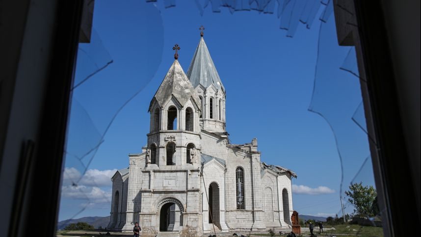 Armėnija: per apšaudymą apgadinta istorinė Kalnų Karabacho katedra