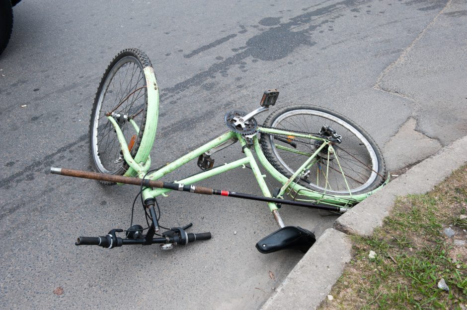 Trečdalis sužalotų pirmadienio eismo įvykiuose – dviratininkai