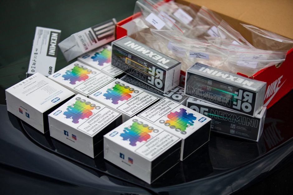 Klaipėdos policija nubaudė neteisėtai elektronines cigaretes pardavinėjusius jaunuolius