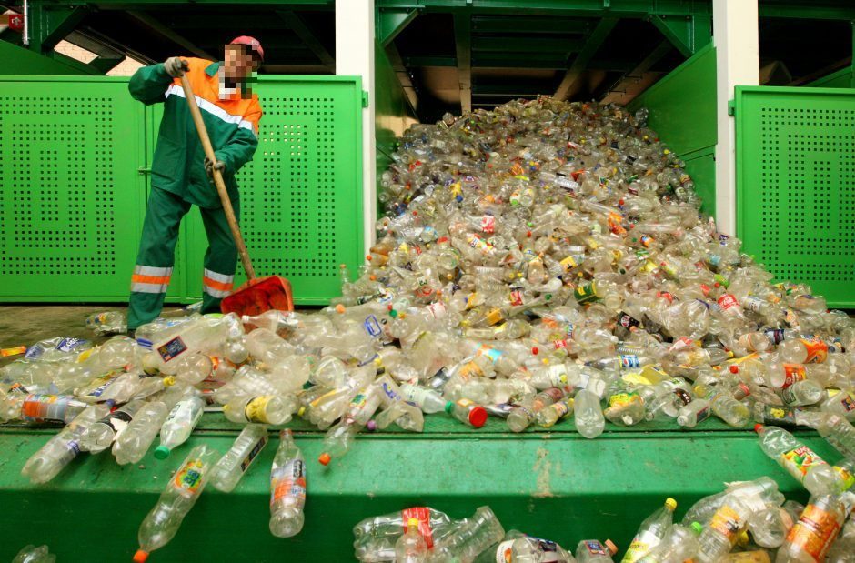 Atliekų rūšiavimo centras netinkamai atsikrato atliekomis: nurodė stabdyti veiklą