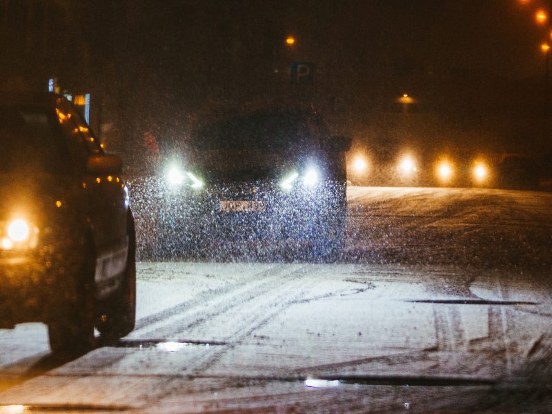 Šiaurės vakarų Lietuvos keliuose eismą sunkina šlapias sniegas