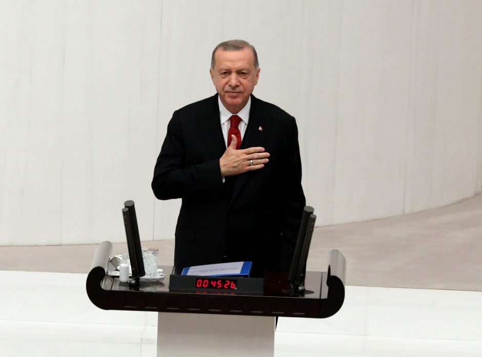 R. T. Erdoganas – vienas menamų priešų apsuptyje