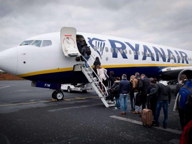 „Ryanair“ grasina uždarymais: žiemos kelionių sezonas pakibo ant plauko