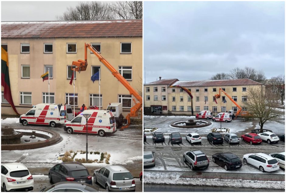 Nelaimė Klaipėdos rajone: nukabindami trispalvę nukrito ir susižalojo darbininkai