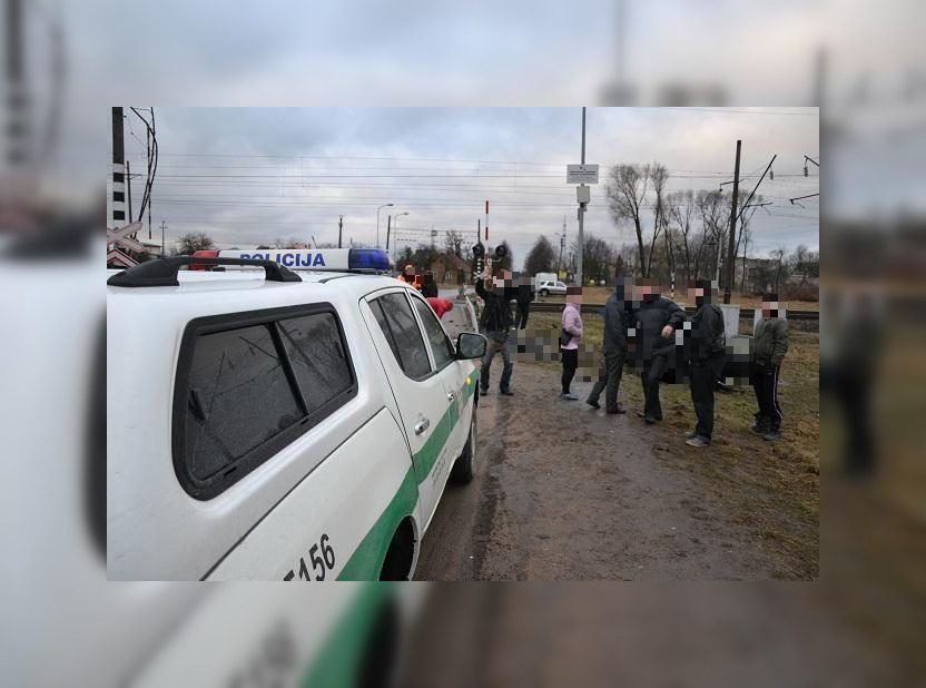Incidentas Ignalinoje: girtas vairuotojas atsitrenkė į geležinkelio pervažos atitvarus ir pasišalino