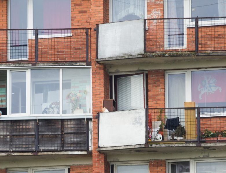 Nelaimės Vilniuje: savaitgalį iš balkonų iškrito du žmonės – vaikas ir vyras