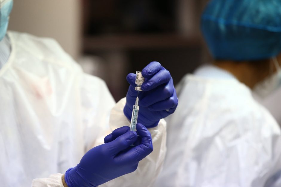 Indija patvirtino dvi vakcinas nuo COVID-19