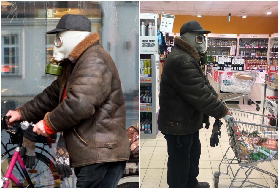Apsauga nuo COVID-19: vyras į parduotuvę skuba su sovietinių laikų dujokauke ant galvos