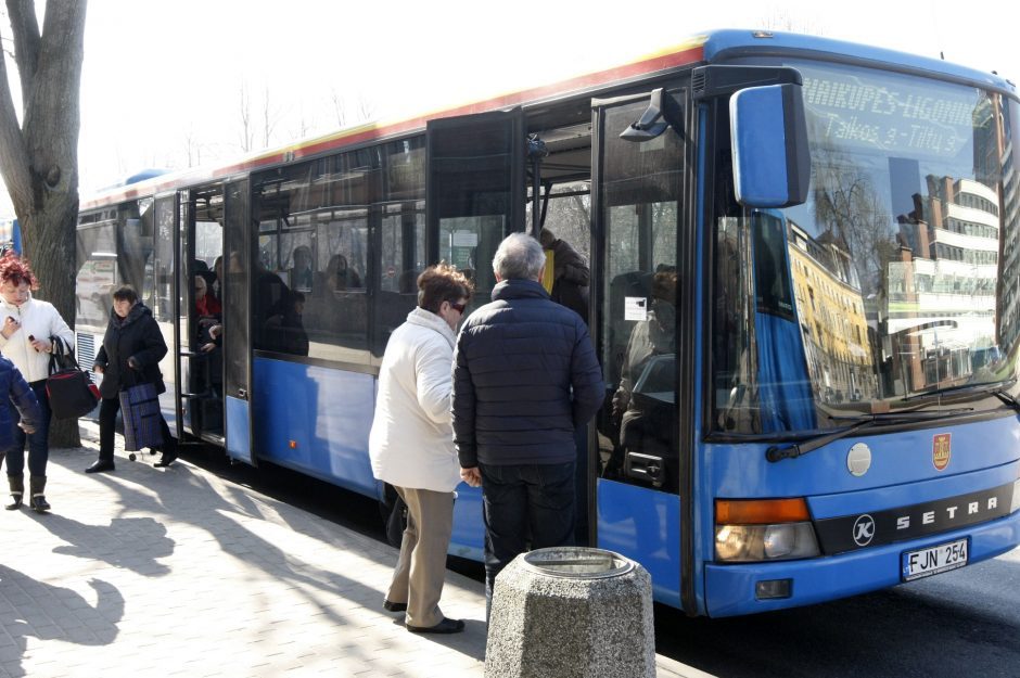Uostamiesčio senjorai rankų nenuleidžia: viešuoju transportu savaitgaliais siekia važiuoti nemokamai