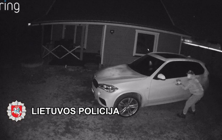 Kretingos rajone BMW vairą bandęs pavogti vyras nuo pareigūnų spruko per dirvas