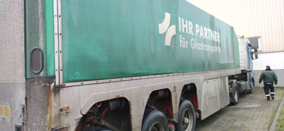 Varėnos rajone sulaikyta 22 tonų stiklo lakštų krovinyje slėpta kontrabanda