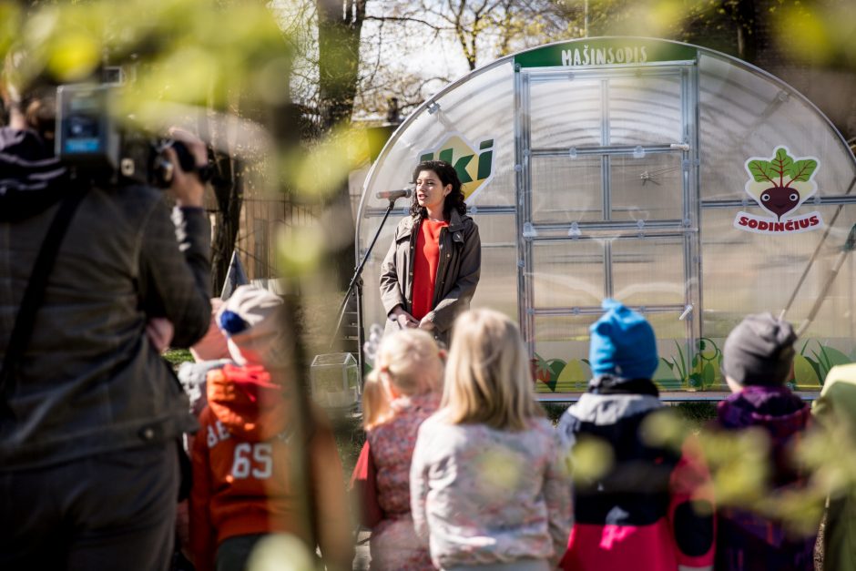 Meilę daržovėms ugdo nuo mažens: darželinukams vėl dovanos šiltnamius