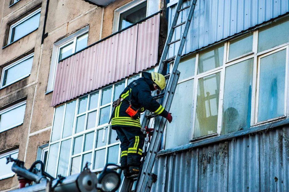 Nelaimė Trakų rajone: ugniagesiai skubėjo gesinti bute kilusio gaisro