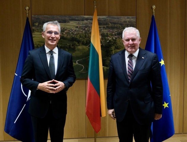 Su NATO vadovu susitikęs A. Anušauskas: Aljansas pasirengęs reaguoti į migracijos krizę
