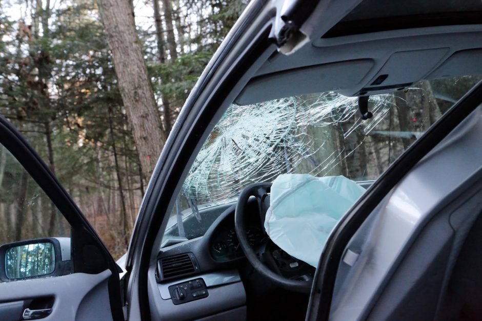 Girtas vairuotojas Jurbarko rajone bėgo nuo pareigūnų: kelionė baigėsi atsitrenkus į medį