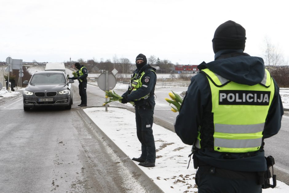 Klaipėdos pareigūnai dalijo gėles ir šypsenas