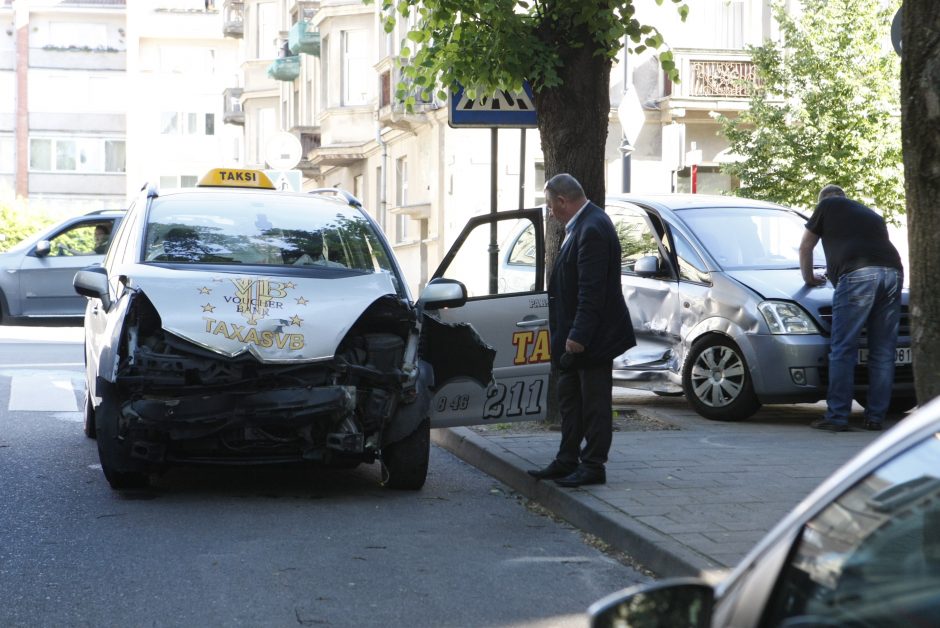 Liepų gatvėje – stipri avarija: po smūgio sumaitoti automobiliai, vienas užšoko ant šaligatvio