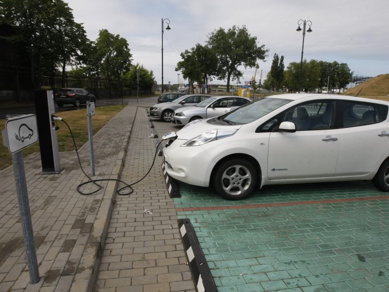 Lietuvoje daugėja elektromobilių