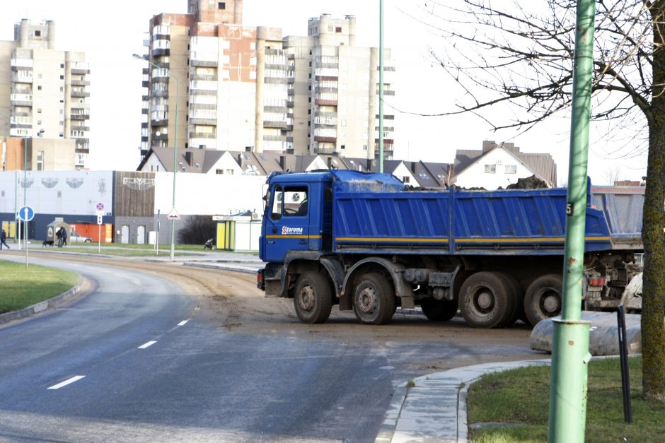 Statybininkai nepasimoko: Vingio gatvė teršiama toliau