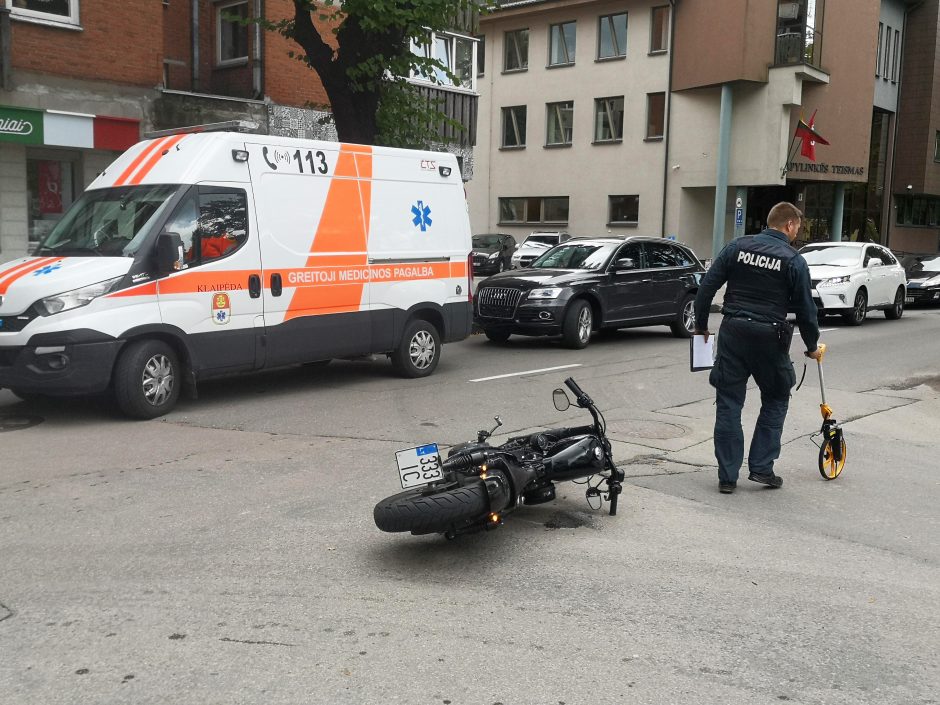 Klaipėdos cente „Audi“ visureigis partrenkė motociklininką: prireikė medikų pagalbos