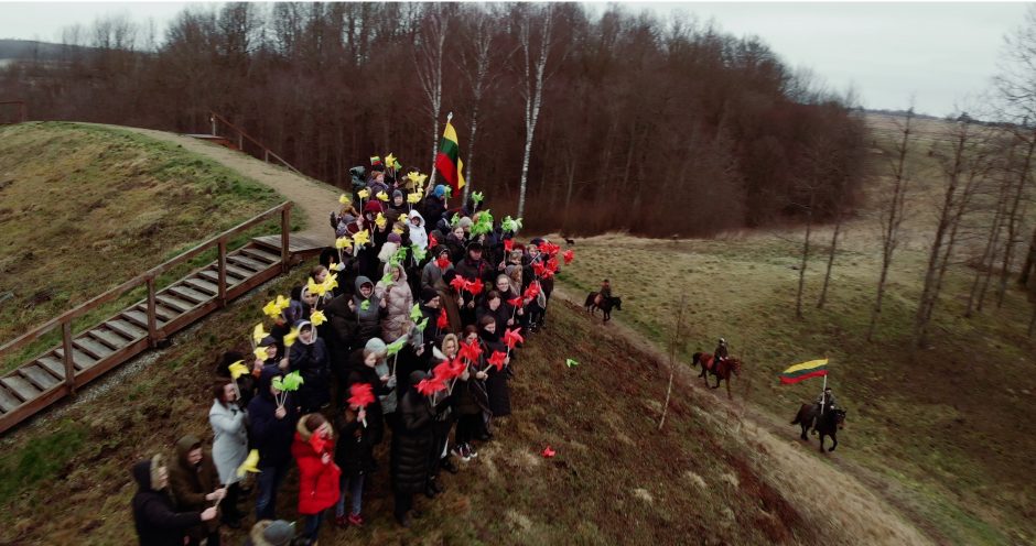 Įspūdingas sveikinimas Lietuvai: prie filmavimo prisidėjo 700 žemaičių