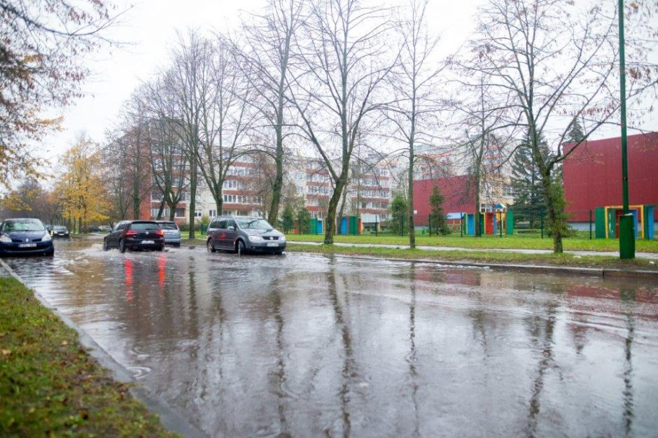 Klaipėdą skandino lietus: po gausesnių kritulių patvino Reikjaviko gatvė