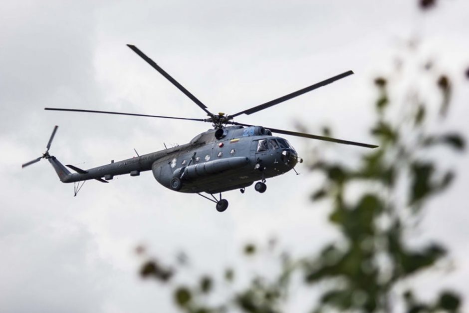 Nė vienas iš kariuomenės sraigtasparnių negali gesinti gaisro, padeda latviai