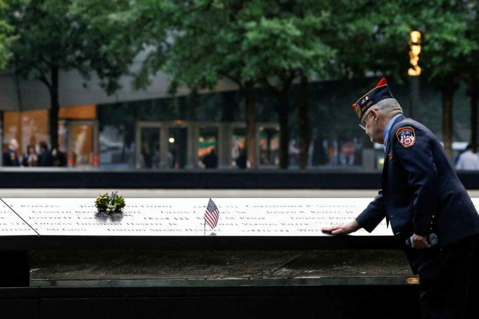 Niujorke prie Pasaulio prekybos centro renkasi rugsėjo 11-osios atakos aukų artimieji